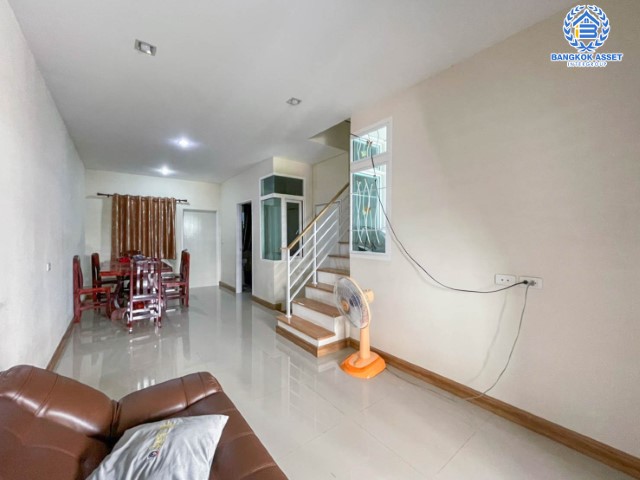 *****ทาวน์เฮ้าส์มือสองย่านกรุงเทพมหานคร ม.โกลเด้นทาวน์ วิภาวดี-แจ้งวัฒนะ เนื้อที่ 17.3 ตร.ว. ฟังก์ชัน 4 ห้องนอน 2 ห้องน้ำ 1 ที่จอดรถ แถมฟรี! 2 เครื่องปรับอากาศ บนทำเลเดินทางสะดวกสุด เพียง 15 นาทีก็ถึงรถไฟฟ้าสายสีแดง "สถานีการเคหะ" จองเลย!